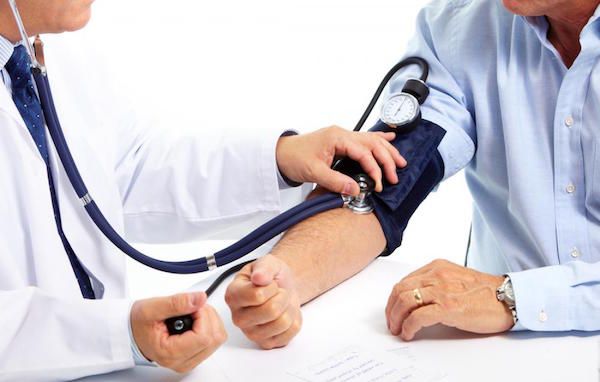 Ruhige Person in der Natur beim Spazierengehen